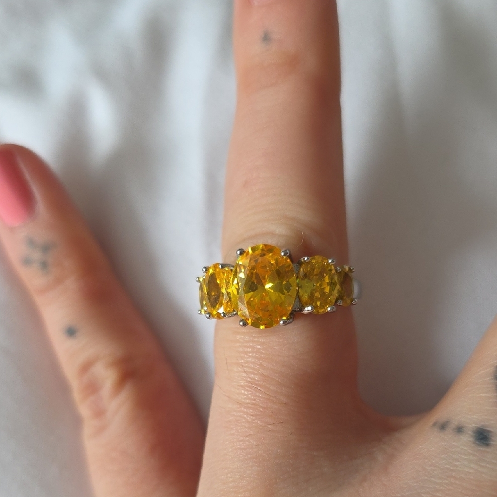 Elegant Yellow Gemstone Ring - Picture 2 of 4